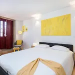 Domus 21 - Batalha Apartment *